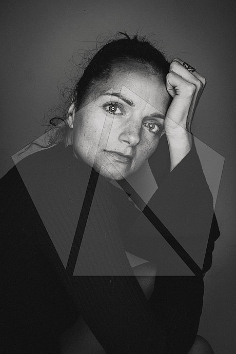 Schwarz/Weiß Foto, Frauenprotrait in nachdenklicher Pose